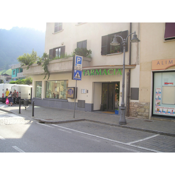 La Farmacia Micheli vista da via Roma a Sedrina