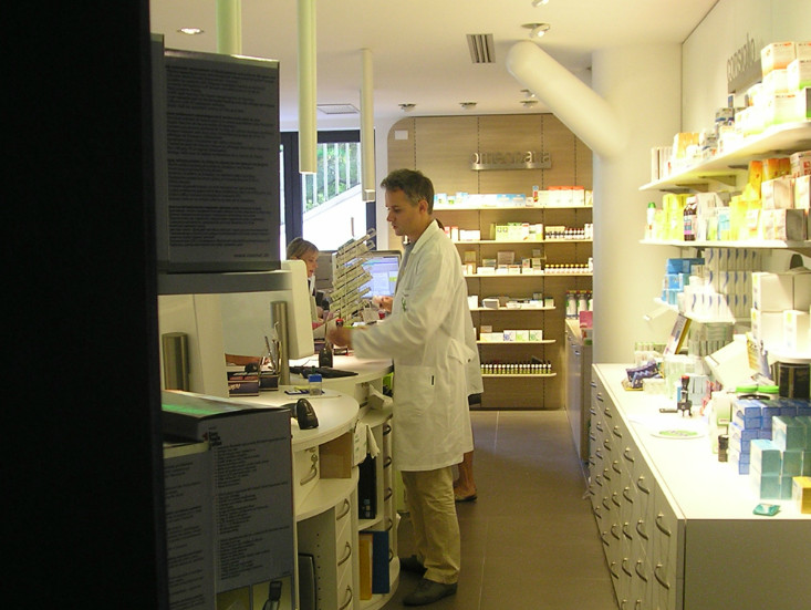 Il banco della Farmacia Micheli di Sedrina con il farmacista al lavoro