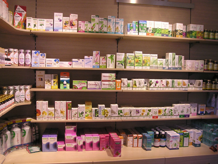 Scaffali di fitoterapici e integratori nella Farmacia Micheli di Sedrina