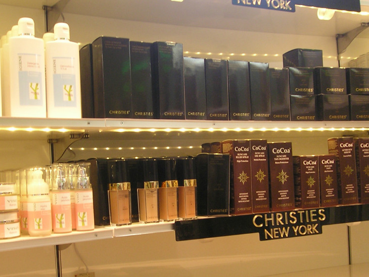 Espositore della linea dermocosmetica Christies New York in farmacia
