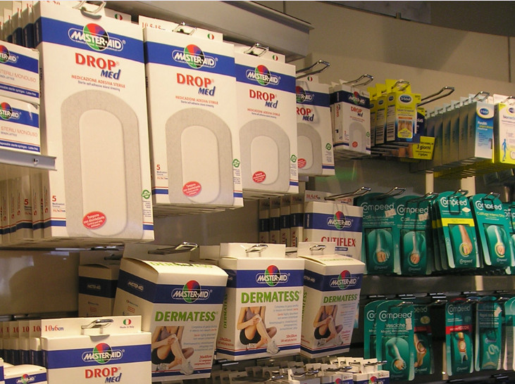 Reparto medicazioni e cerotti della Farmacia Micheli di Sedrina